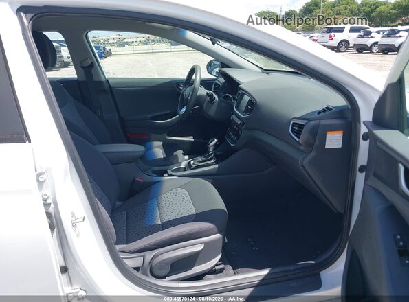 KMHC65LC7JU100715 2018 HYUNDAI IONIQ HYBRID White Вид салону спереду