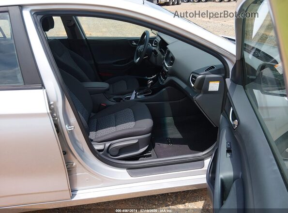 KMHC65LC8JU075713 2018 HYUNDAI IONIQ HYBRID Silver Widok wnętrza z przodu