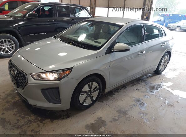 KMHC65LC8LU221739 2020 HYUNDAI IONIQ HYBRID Silver Առջևի ձախ երեք քառորդ տեսարան