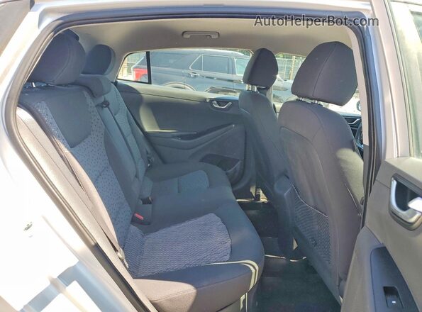 KMHC75LC1HU021841 2017 HYUNDAI IONIQ Silver Widok wnętrza z tyłu