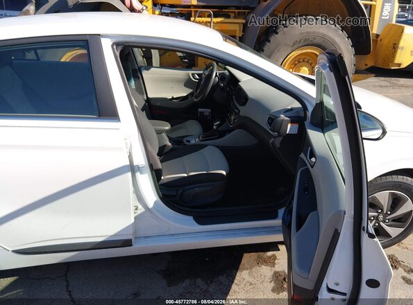 KMHC75LC2KU119039 2019 HYUNDAI IONIQ HYBRID Белый Вид салона спереди