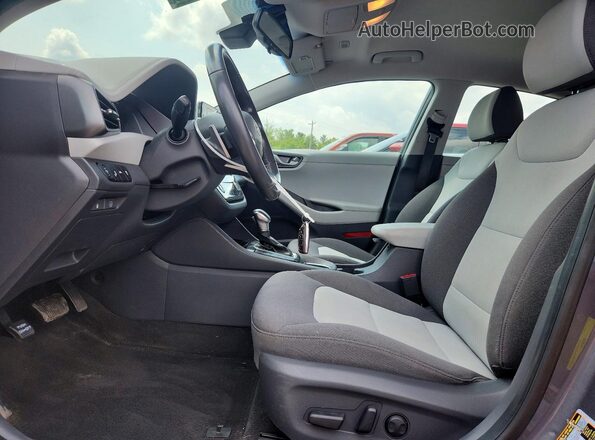KMHC75LC7LU197513 2020 HYUNDAI IONIQ Серебряный Вид салона спереди