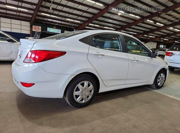 KMHCT4AE0HU175080 2017 HYUNDAI ACCENT Белый Вид спереди
