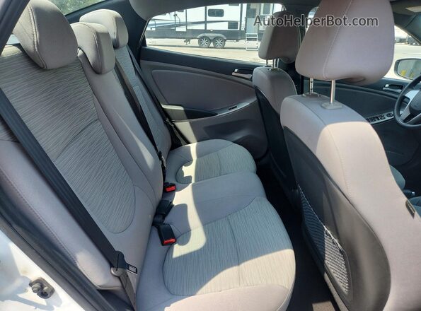 KMHCT4AE1HU272336 2017 HYUNDAI ACCENT White Հետևի նստատեղերի տեսք