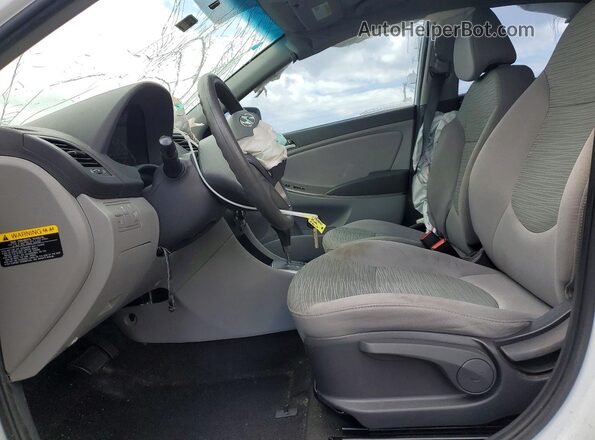 KMHCT4AE2HU334665 2017 HYUNDAI ACCENT White Вид салону спереду