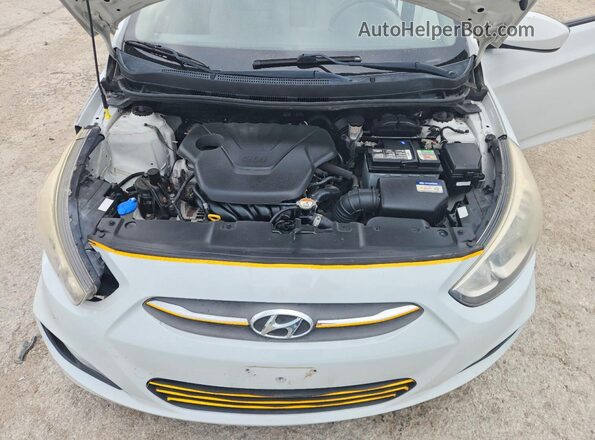 KMHCT4AE2HU379038 2017 HYUNDAI ACCENT White Вид задньої частини салону
