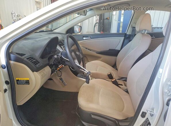 KMHCT4AE3GU060682 2016 HYUNDAI ACCENT Cream Вид салону спереду