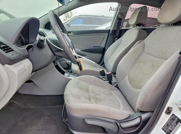 KMHCT4AE3GU105748 2016 HYUNDAI ACCENT Белый Вид салона спереди