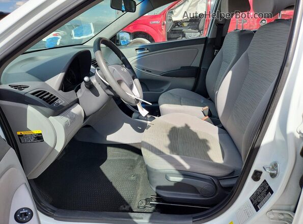 KMHCT4AE4HU174174 2017 HYUNDAI ACCENT Белый Вид салона спереди