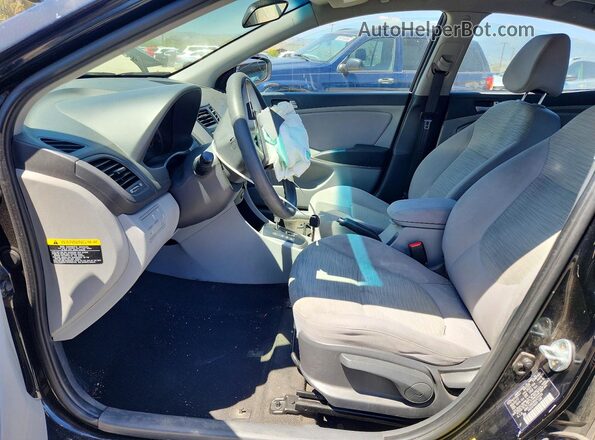 KMHCT4AE8HU377293 2017 HYUNDAI ACCENT Black Vista interior delantera