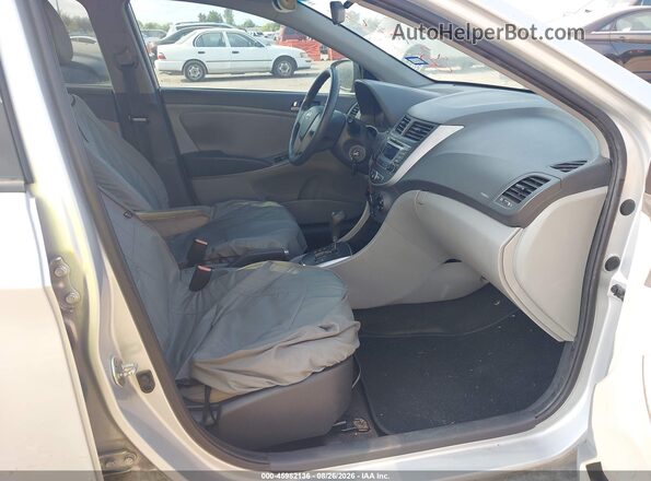 KMHCT4AE9GU128189 2016 HYUNDAI ACCENT Silver Vista interior delantera