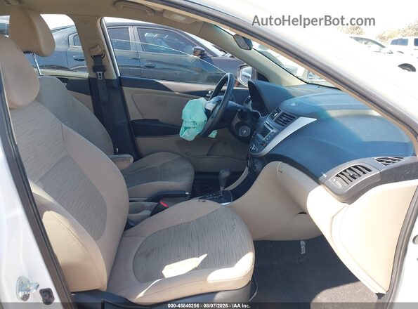 KMHCT4AE9HU343203 2017 HYUNDAI ACCENT Белый Вид салона спереди