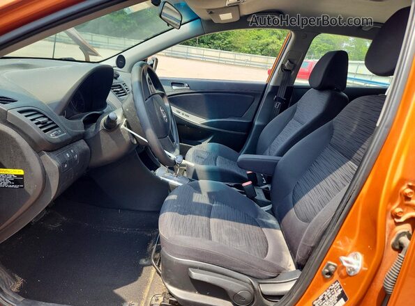 KMHCT5AE1HU327972 2017 HYUNDAI ACCENT Orange Вид салону спереду