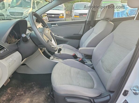 KMHCT5AE3HU363209 2017 HYUNDAI ACCENT Белый Вид салона спереди