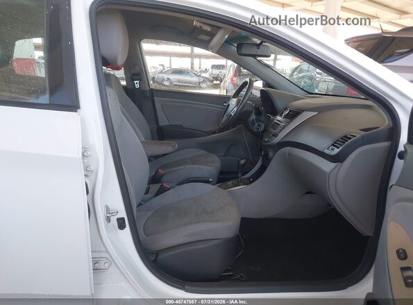 KMHCT5AE4HU348444 2017 HYUNDAI ACCENT White Вид салону спереду