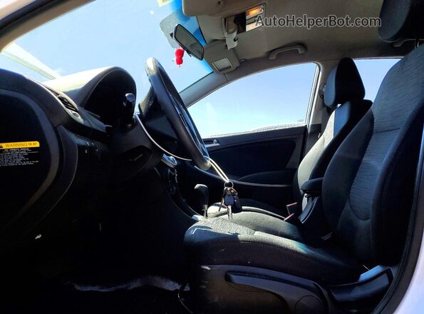 KMHCT5AE5HU351546 2017 HYUNDAI ACCENT White Вид салону спереду