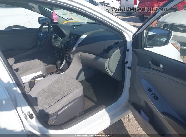 KMHCT5AE6HU318801 2017 HYUNDAI ACCENT White Widok wnętrza z przodu
