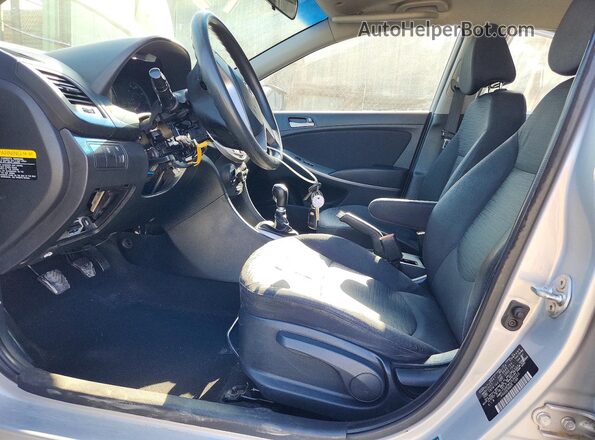 KMHCT5AE8HU336023 2017 HYUNDAI ACCENT Серебряный Вид салона спереди