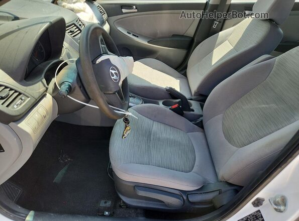 KMHCT5AEXHU348402 2017 HYUNDAI ACCENT White Widok wnętrza z przodu