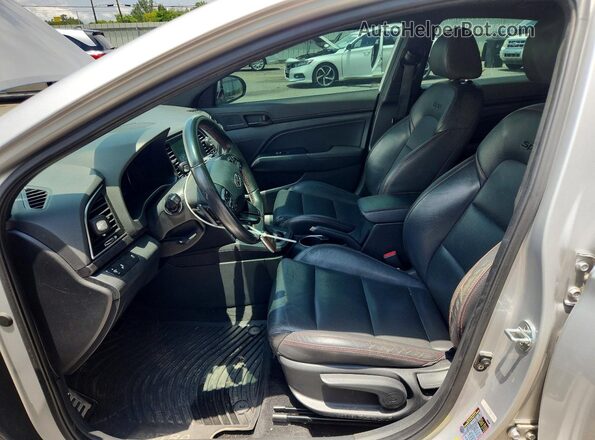 KMHD04LB2JU485012 2018 HYUNDAI ELANTRA Silver წინა სალონის ხედი
