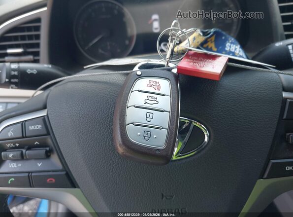 KMHD84LF2HU359898 2017 HYUNDAI ELANTRA Blue Widok deski rozdzielczej