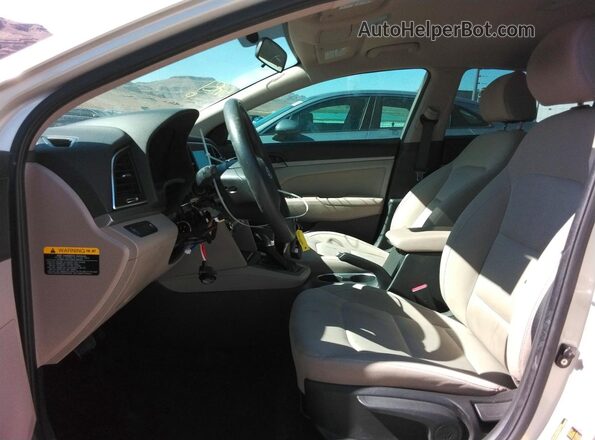 KMHD84LF4HU370143 2017 HYUNDAI ELANTRA Gold Widok wnętrza z przodu