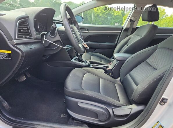 KMHD84LF7JU534118 2018 HYUNDAI ELANTRA Серебряный Вид салона спереди