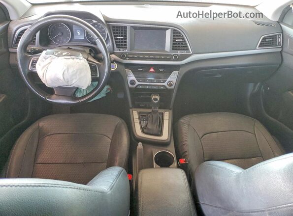 KMHD84LF8HU193628 2017 HYUNDAI ELANTRA Красный Вид панели приборов