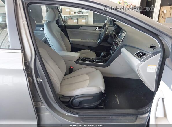 KMHE24L33JA083752 2018 HYUNDAI SONATA HYBRID Gray Вид салону спереду