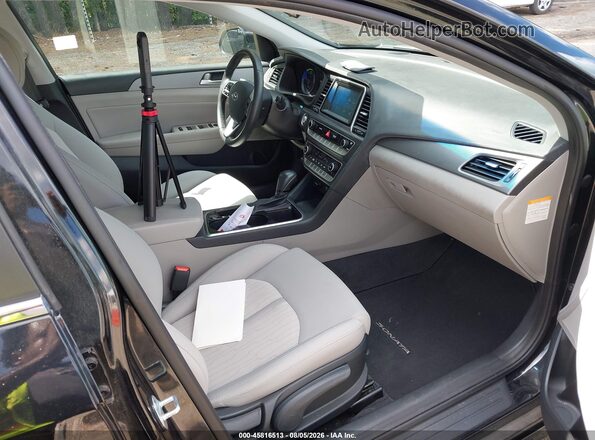 KMHE24L33JA084111 2018 HYUNDAI SONATA HYBRID Black Вид салону спереду