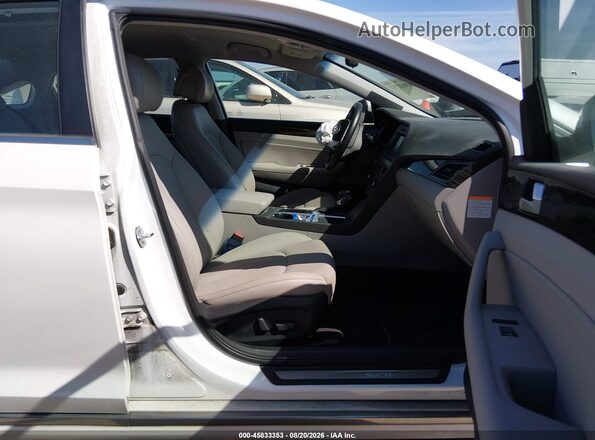 KMHE34L33HA071396 2017 HYUNDAI SONATA HYBRID White Front interior view