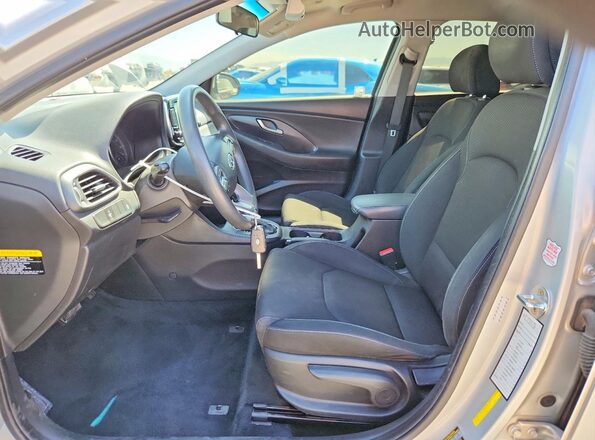 KMHH35LE4JU049979 2018 HYUNDAI ELANTRA Серебряный Вид салона спереди
