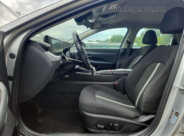 KMHL34JJ8SA104652 2025 HYUNDAI SONATA Silver Вид салону спереду