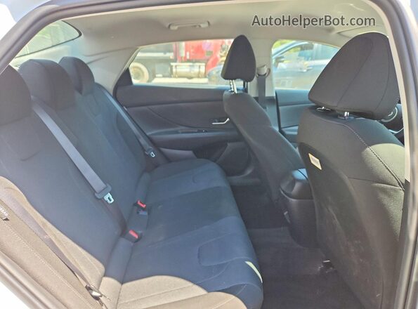 KMHLL4DG1RU839501 2024 HYUNDAI ELANTRA White Widok tylnych siedzeń