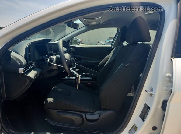 KMHLL4DG8TU181070 2026 HYUNDAI ELANTRA White Вид салону спереду