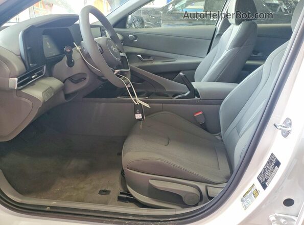 KMHLL4DG8TU216092 2026 HYUNDAI ELANTRA White Widok wnętrza z przodu