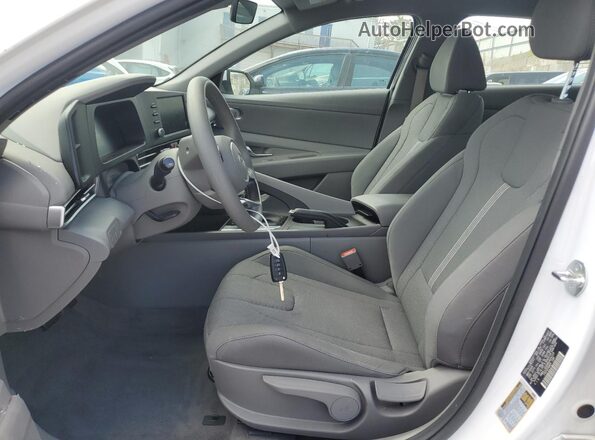KMHLL4DG9RU824129 2024 HYUNDAI ELANTRA White Вид салону спереду