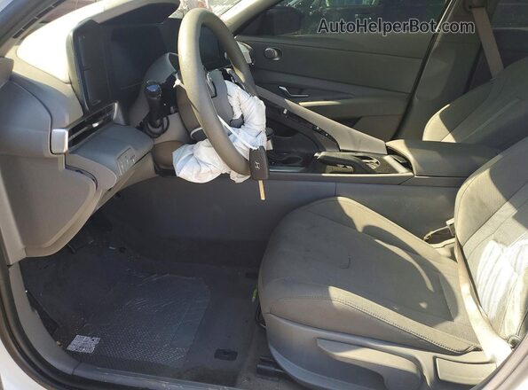 KMHLL4DGXSU052990 2025 HYUNDAI ELANTRA White Вид салону спереду