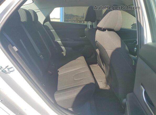 KMHLM4DG3SU034313 2025 HYUNDAI ELANTRA White Vista de los asientos traseros