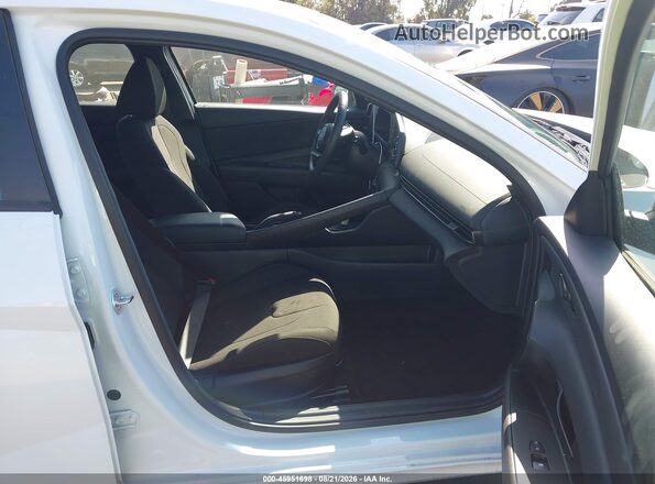 KMHLM4DG9TU180300 2026 HYUNDAI ELANTRA Белый Вид салона спереди