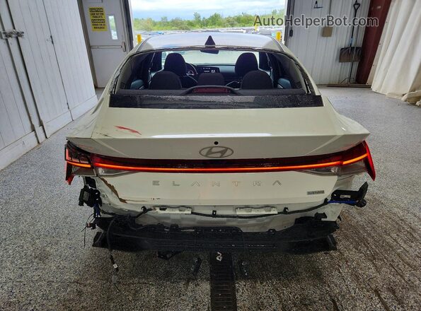 KMHLM4DJ8TU201150 2026 HYUNDAI ELANTRA White Rear view