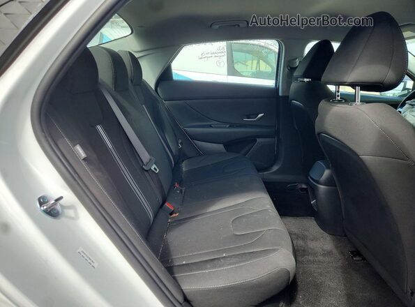 KMHLM4DJ9TU194497 2026 HYUNDAI ELANTRA White Widok tylnych siedzeń