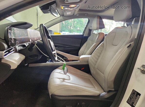 KMHLP4DGXRU730250 2024 HYUNDAI ELANTRA White Вид салону спереду