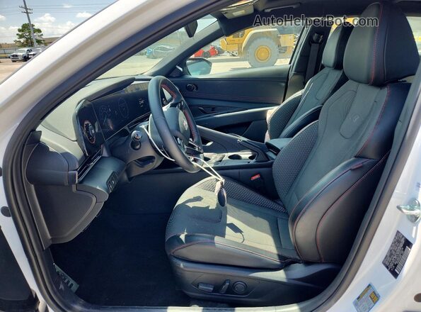 KMHLR4DF3SU026124 2025 HYUNDAI ELANTRA Белый Вид салона спереди