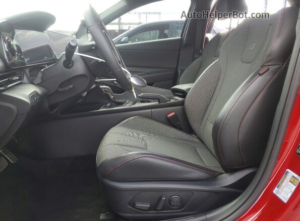 KMHLR4DF9SU015435 2025 HYUNDAI ELANTRA Красный Вид салона спереди