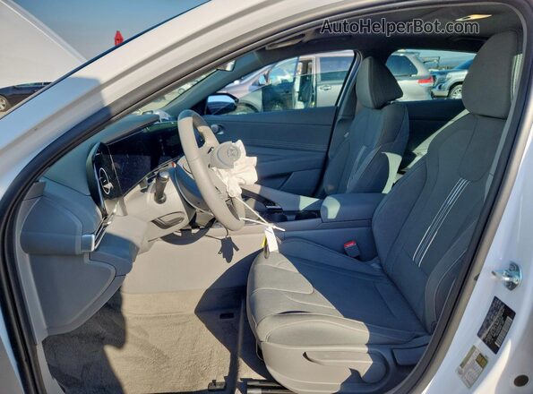 KMHLS4DG0SU015305 2025 HYUNDAI ELANTRA Белый Вид салона спереди