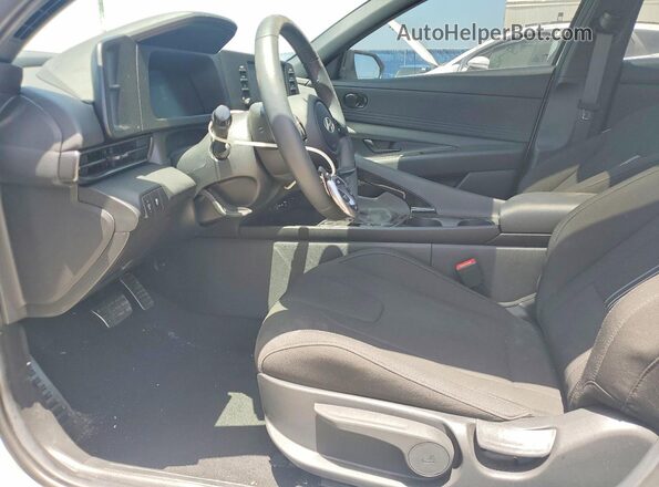 KMHLS4DG3TU190553 2026 HYUNDAI ELANTRA White Вид салону спереду