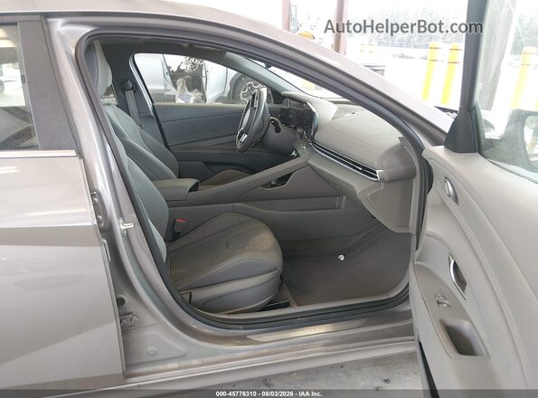 KMHLS4DG8RU752889 2024 HYUNDAI ELANTRA Серебряный Вид салона спереди