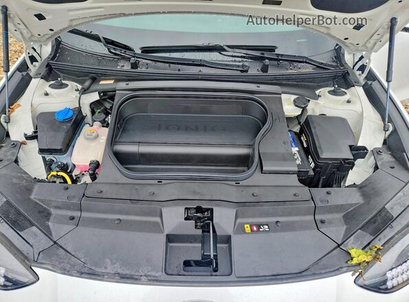 KMHM34AC3PA041117 2023 HYUNDAI IONIQ White Widok wnętrza z tyłu
