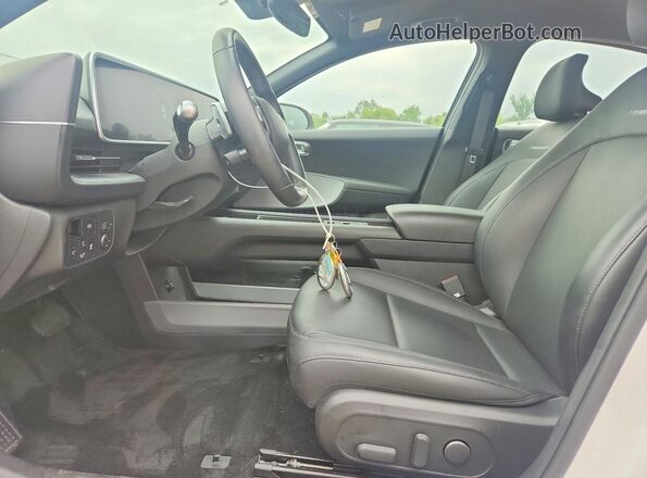 KMHM34AC3PA041117 2023 HYUNDAI IONIQ White Widok wnętrza z przodu